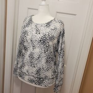 Retrology Gray Animal Print Knit Top Size Large, soft, comfy